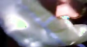 தெளிவான ஆடியோ தரத்துடன், பூங்காவில் வெளிப்புற ரோம்ப் பெங்காலி காதலர்கள் 1 நிமிடம் 10 நொடி