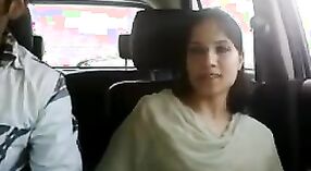 Desi -Freundin gibt einen Blowjob und wird in ein Auto fingert 3 min 40 s
