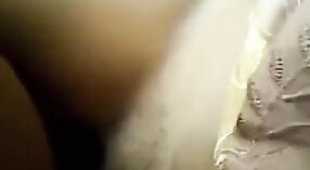 ஒரு இந்தியப் பெண்ணுக்கும் அவரது காதலனுக்கும் இடையில் வெளிப்புற காதல் 4 நிமிடம் 40 நொடி