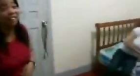 寮に住んでいるコルカタ出身の若い女性 3 分 40 秒