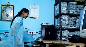 タミル語のオフィスワーカーは性的活動に従事しています 1 分 30 秒