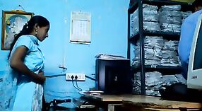 タミル語のオフィスワーカーは性的活動に従事しています 2 分 00 秒