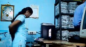 Les employés de bureau tamouls se livrent à une activité sexuelle 2 minute 20 sec