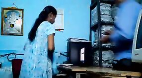タミル語のオフィスワーカーは性的活動に従事しています 2 分 30 秒