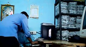 タミル語のオフィスワーカーは性的活動に従事しています 3 分 20 秒