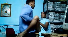 Les employés de bureau tamouls se livrent à une activité sexuelle 0 minute 0 sec