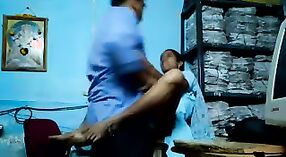 Les employés de bureau tamouls se livrent à une activité sexuelle 0 minute 30 sec