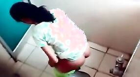 Ukryta kamera przechwytuje Bangladeszu dziewczyny w łazience w Dhaka hostel 2 / min 10 sec