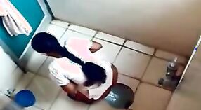 Kamera tersembunyi menangkap gadis Bangladesh di kamar mandi di asrama Dhaka 3 min 10 sec