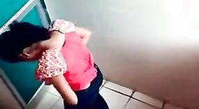 लपलेला कॅमेरा ढाका वसतिगृहात बाथरूममध्ये बांगलादेशी मुलींना कॅप्चर करतो 4 मिन 10 सेकंद