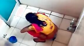 Câmara escondida captura Raparigas de Bangladesh na casa de banho no Dhaka hostel 1 minuto 10 SEC