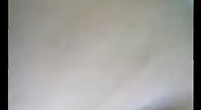 தேசி முதிர்ந்த பெண்மணி தனது கணவனைத் தவிர வேறு ஒருவருடன் பாலியல் செயலில் ஈடுபடுகிறார் 10 நிமிடம் 50 நொடி