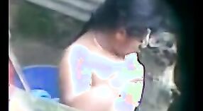 Тетушка Дези тайно снималась на видео во время купания 5 минута 20 сек