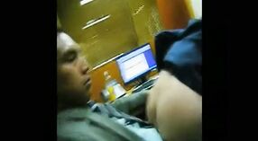 एक मुस्लिम बॉस के साथ एक गोल-मटोल असमिया लड़की कार्यालय में 3 मिन 40 एसईसी
