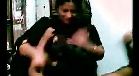 একজন ভারতীয় ছেলে এবং তার প্রেমীদের মধ্যে একটি গোপন সম্পর্ক আন্টিকে নিষিদ্ধ করেছে 4 মিন 40 সেকেন্ড