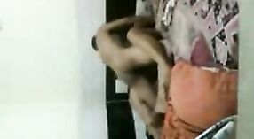 देसी कॉलेज प्रेमी त्यांचा जिव्हाळ्याचा व्हिडिओ सामायिक करतात - भाग 1 7 मिन 00 सेकंद