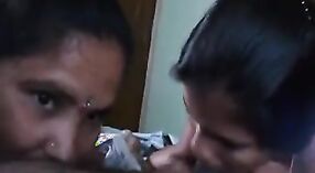 Młody indyjski mężczyzna cieszy się towarzystwem dwóch atrakcyjnych dojrzałych kobiet Telugu 2 / min 00 sec
