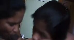 Jonge Indiase man geniet van het gezelschap van twee aantrekkelijke Telugu rijpe vrouwen 1 min 00 sec