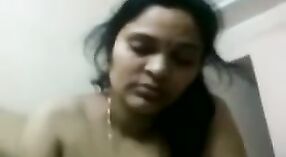 Ibu rumah tangga India Jayasudha dari komunitas Telugu 1 min 20 sec