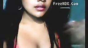 Une charmante Indienne exhibant ses gros seins devant la caméra 0 minute 30 sec