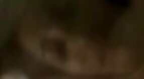 লাল শাড়িতে ইন্ডিয়ান আন্টি পোশাক পরিহিত, তার নগ্ন দেহটি প্রকাশ করে 2 মিন 10 সেকেন্ড