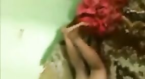 Indyjski ciocia w czerwonym Sari rozbiera się, odsłaniając jej nagie ciało 1 / min 10 sec