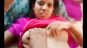 Chica del norte de India deja que su novio acaricie sus atractivos pechos 1 mín. 40 sec