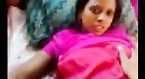 Chica del norte de India deja que su novio acaricie sus atractivos pechos 1 mín. 50 sec