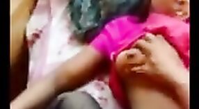 Chica del norte de India deja que su novio acaricie sus atractivos pechos 2 mín. 00 sec