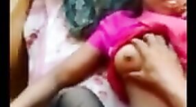 Chica del norte de India deja que su novio acaricie sus atractivos pechos 2 mín. 10 sec