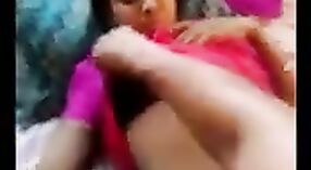 Chica del norte de India deja que su novio acaricie sus atractivos pechos 0 mín. 0 sec