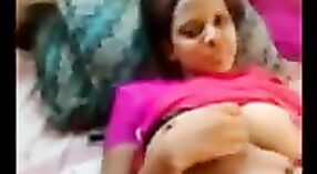 Norte da Índia menina permite namorado acariciar seus seios atraentes 0 minuto 50 SEC