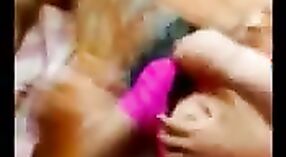 Chica del norte de India deja que su novio acaricie sus atractivos pechos 1 mín. 00 sec