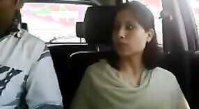 젊 북 인도 커플 탐닉 에 자동차 성별-부품 2 1 최소 20 초