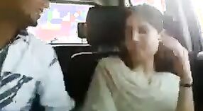 若い北インドのカップルが車のセックスにふける - パート2 0 分 30 秒