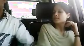 若い北インドのカップルが車のセックスにふける - パート2 0 分 50 秒