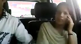 Giovani Nord Indiano coppie indulgere in auto sesso-Parte 2 1 min 00 sec