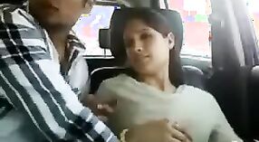 युवा उत्तर भारतीय जोड़ों में लिप्त खुशी में एक कार 1 मिन 20 एसईसी