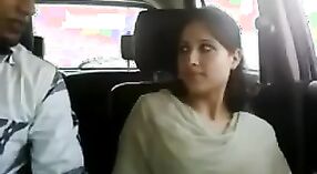 Jeunes couples indiens du Nord s'adonnent au plaisir dans une voiture 3 minute 30 sec