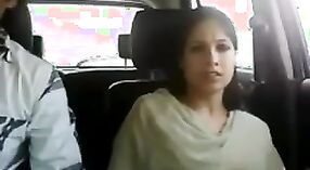 युवा उत्तर भारतीय जोड़ों में लिप्त खुशी में एक कार 3 मिन 40 एसईसी