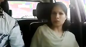 Jonge Noord-Indiase koppels genieten van plezier in een auto 3 min 50 sec