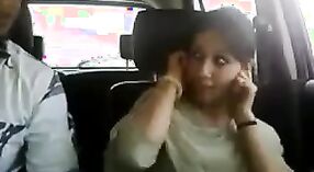 Jonge Noord-Indiase koppels genieten van plezier in een auto 4 min 00 sec