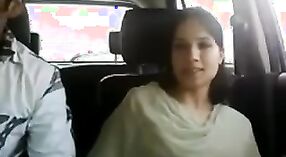 युवा उत्तर भारतीय जोड़ों में लिप्त खुशी में एक कार 4 मिन 10 एसईसी