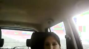 युवा उत्तर भारतीय जोड़ों में लिप्त खुशी में एक कार 0 मिन 0 एसईसी