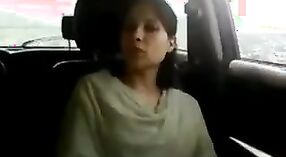 Jonge Noord-Indiase koppels genieten van plezier in een auto 0 min 30 sec