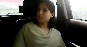 Jonge Noord-Indiase koppels genieten van plezier in een auto 0 min 40 sec