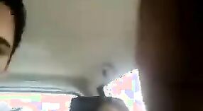 Jonge Noord-Indiase koppels genieten van plezier in een auto 1 min 00 sec