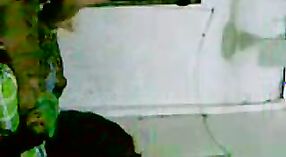 சேலையில் உள்ள இந்திய அத்தை தனது கணவருடன் நெருக்கமான தருணங்களில் ஈடுபடுகிறார் 6 நிமிடம் 50 நொடி