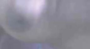 బహిరంగ లైంగిక ఎన్‌కౌంటర్ కోసం పెద్ద రొమ్ములతో దక్షిణ భారత పరిపక్వ మహిళ 3 మిన్ 00 సెకను