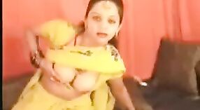 北印度女演员在闷热的视频中炫耀她的乳房和阴道 1 敏 50 sec